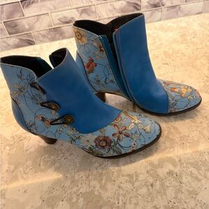 L'Artiste by Spring Step
Floral Blue Ankle Boots